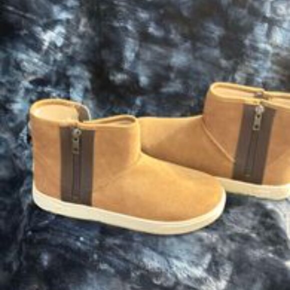 UGG Adler Sneaker NWOT UNISEX